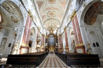 Внешние уголки храма украшены пилястрами