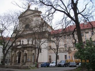 Как и подобает барочным творениям, косте