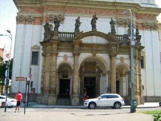 Башня, хоры и портик, которые украшают ф