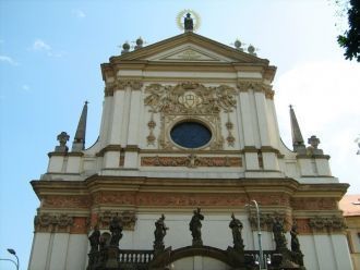 Статуи святых иезуитов на портике являют