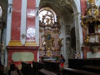 Главный алтарь, занимающий всю восточную