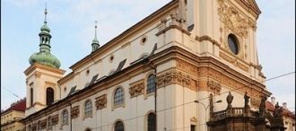 Сам костел и прилегающее к нему здание И