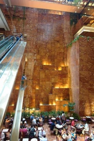 Внутри Трамп Тауэр.