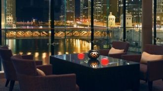 В ресторане, откуда открывается замечате