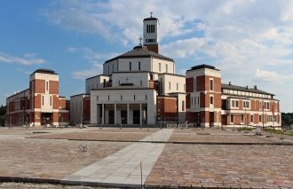 Восьмиугольное здание  состоит из двух ц