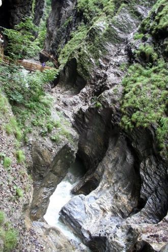 Эхо от шума падающей воды разносится по 