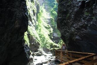 Из-за большого количества воды, воздух в