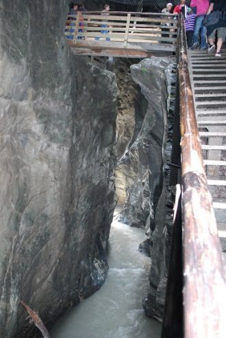 По дну ущелья бурлит река Гросарльбах.