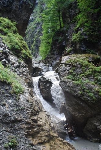 Подсчитано, что ежегодно это место посещ