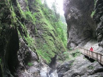 Высота стен достигает 300 метров, внизу 