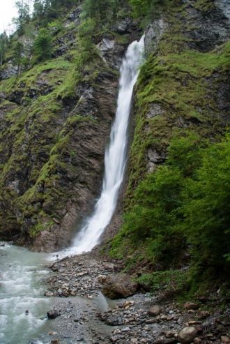 В ущелье расположена, пешеходная каменна