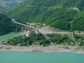 Крепость Ананури с высоты птичьего полет