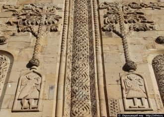 Стены Успенского собора украшены каменны