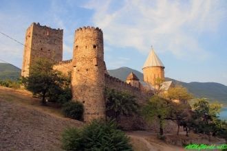 Сохранились крепостные стены с круглыми 