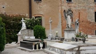 В отличие от многих современных кладбищ,