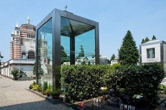 Стекло и полированный металл — усыпальни