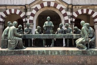 Среди многочисленных памятников скрывает