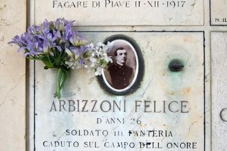 В колоннах галереи у входа — скромные ур