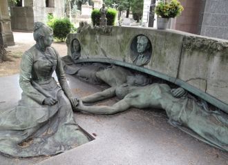 С выхода, расположенного с другой сторон