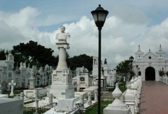 Здесь, в разнообразии памятников, перепл