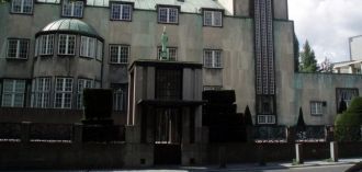 На его счету было уже много особняков, п