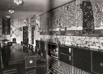 Переехать в Вену банкир не мог, но от ме