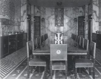 После смерти отца Стокле отозвали в Брюс