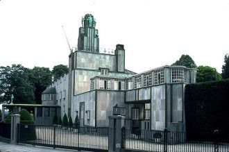 Благодаря преподавательской деятельности