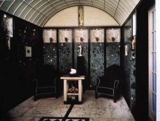 Тем временем полюбоваться дворцом можно 