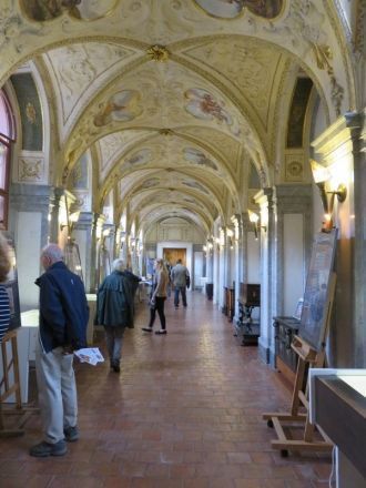 Коридоры здания были декорированы сюжетн