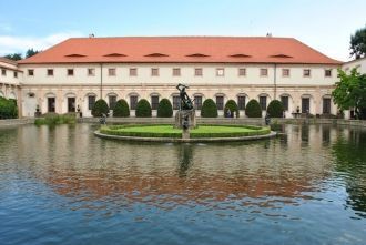 В противоположном конце сада находится б