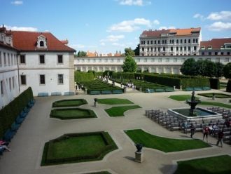 Вальдштейнские сады находятся прямо за д