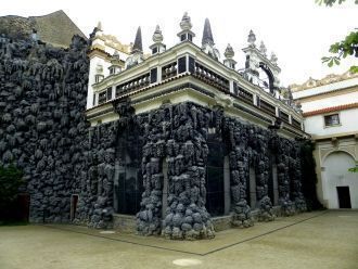 В восточной части комплекса была выстрое