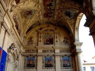 Эта 30-метровая лоджия украшена тремя бо