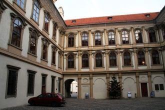 Внутренний двор. Новый владелец выделил 