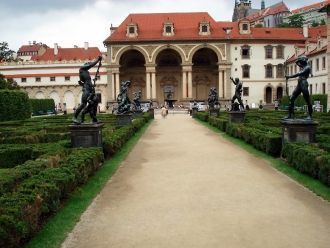 Скульптурная аллея в  Вальдштейнском сад