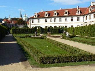 На территории дворца. Для будущего дворц