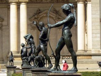 Аллея скульптур с бронзовыми Аллея скуль