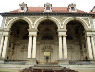 В восточной части сада расположена впеча