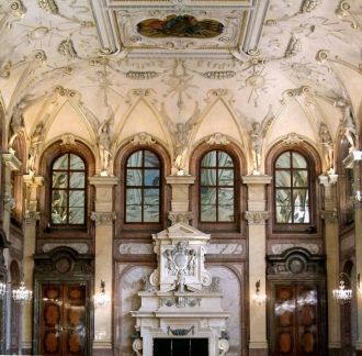 Интерьер зала поражает роскошью и изыска