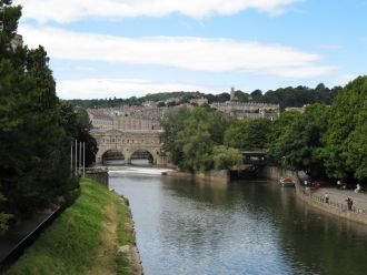 Вдалеке виднеется мост Палтни.