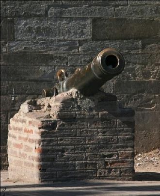 Пушка у ворот Баб Агнау.