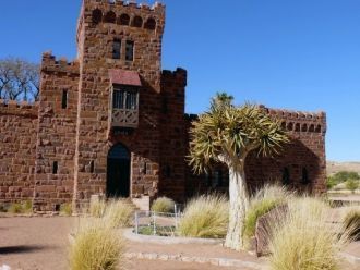 Построил барон замок для своей жены Джей