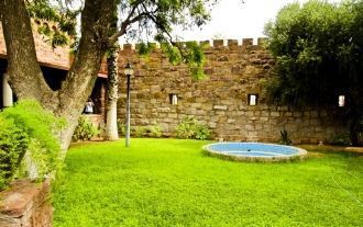 Территория замка Дувисиб.