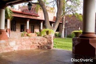 Двор замка Дувисиб.