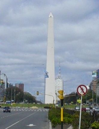 Памятная стела в центре площади, окружен