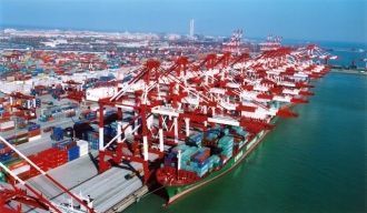 В 2010 году порт Шанхай вышел на первое 