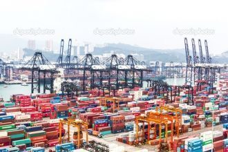 Контейнеры в торговом порту Гонконга.
