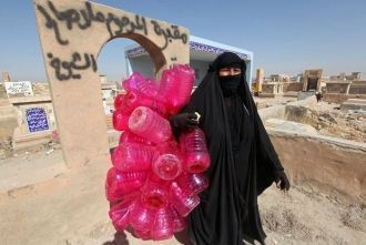 В бутылки набирают воду для омовения мог