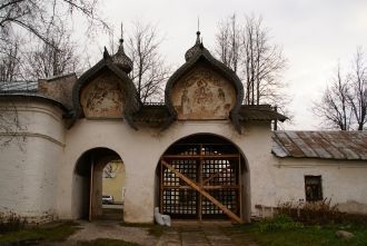 Знаменский собор обведен оградой, в ее с